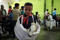 Lunes 25 de julio del 2016. Suchiapa. La Danza del Caballo Blanco o Nandayuli. Durante los festejos de Santa Ana en esta comunidad, los jóvenes bailan acompañados del ritmo de la carrizo y tambores en un vaivén frenético entre quienes representan caballos