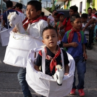 Lunes 25 de julio del 2016. Suchiapa. La Danza del Caballo Blanco o Nandayuli. Durante los festejos de Santa Ana en esta comunidad, los jóvenes bailan acompañados del ritmo de la carrizo y tambores en un vaivén frenético entre quienes representan caballos