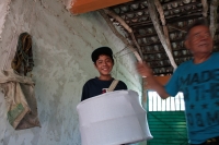 Martes 23 de julio del 2019. Suchiapa. La elaboración del Caballito de Ñumbañulí, Los ancianos ayudan a los jóvenes a elaborar el Caballo Blanco durante los días previos a las festividades patronales de Santa Ana en la comunidad de Suchiapa.