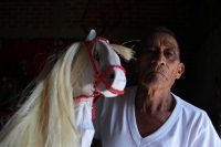 Martes 23 de julio del 2019. Suchiapa. La elaboración del Caballito de Ñumbañulí, Los ancianos ayudan a los jóvenes a elaborar el Caballo Blanco durante los días previos a las festividades patronales de Santa Ana en la comunidad de Suchiapa.