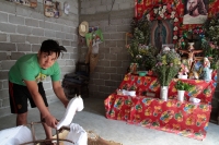 Martes 23 de julio del 2019. Suchiapa. La elaboración del Caballito de Ñumbañulí, Los ancianos ayudan a los jóvenes a elaborar el Caballo Blanco durante los días previos a las festividades patronales de Santa Ana en la comunidad de Suchiapa.