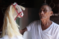 Martes 23 de julio del 2019. Suchiapa. La elaboración del Caballito de Ñumbañulí, Los ancianos ayudan a los jóvenes a elaborar el Caballo Blanco durante los días previos a las festividades patronales de Santa Ana en la comunidad de Suchiapa.