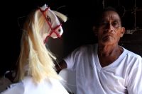 Martes 23 de julio del 2019. Suchiapa. La elaboración del Caballito de Ñumbañulí, Los ancianos ayudan a los jóvenes a elaborar el Caballo Blanco durante los días previos a las festividades patronales de Santa Ana en la comunidad de Suchiapa.