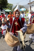 Sábado 11 de abril del 2015. Chiapa de Corzo. La danza del Ñumbañilí. Los jóvenes participantes de la Danza del Caballito se preparan este medio día para participar en el ritual prehispánico en honor a San Vicente Ferrer, a quien algunos de los frailes do