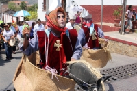 Sábado 11 de abril del 2015. Chiapa de Corzo. La danza del ÑumbañilÃ. Los jóvenes participantes de la Danza del Caballito se preparan este medio dÃa para participar en el ritual prehispánico en honor a San Vicente Ferrer, a quien algunos de los frailes do Sábado 11 de abril del 2015. Chiapa de Corzo. La danza del ÑumbañilÃ. Los jóvenes participantes de la Danza del Caballito se preparan este medio dÃa para participar en el ritual prehispánico en honor a San Vicente Ferrer, a quien algunos de los frailes do