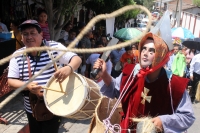 Sábado 11 de abril del 2015. Chiapa de Corzo. La danza del Ñumbañilí. Los jóvenes participantes de la Danza del Caballito se preparan este medio día para participar en el ritual prehispánico en honor a San Vicente Ferrer, a quien algunos de los frailes do