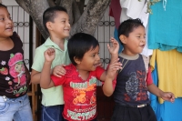 Sábado 11 de abril del 2015. Chiapa de Corzo. La danza del Ñumbañilí. Los jóvenes participantes de la Danza del Caballito se preparan este medio día para participar en el ritual prehispánico en honor a San Vicente Ferrer, a quien algunos de los frailes do