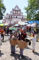 Sábado 11 de abril del 2015. Chiapa de Corzo. La danza del Ñumbañilí. Los jóvenes participantes de la Danza del Caballito se preparan este medio día para participar en el ritual prehispánico en honor a San Vicente Ferrer, a quien algunos de los frailes do