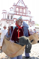 Sábado 11 de abril del 2015. Chiapa de Corzo. La danza del Ñumbañilí. Los jóvenes participantes de la Danza del Caballito se preparan este medio día para participar en el ritual prehispánico en honor a San Vicente Ferrer, a quien algunos de los frailes do