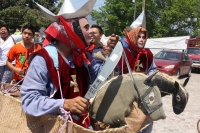 Sábado 11 de abril del 2015. Chiapa de Corzo. La danza del Ñumbañilí. Los jóvenes participantes de la Danza del Caballito se preparan este medio día para participar en el ritual prehispánico en honor a San Vicente Ferrer, a quien algunos de los frailes do