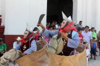 Sábado 11 de abril del 2015. Chiapa de Corzo. La danza del Ñumbañilí. Los jóvenes participantes de la Danza del Caballito se preparan este medio día para participar en el ritual prehispánico en honor a San Vicente Ferrer, a quien algunos de los frailes do