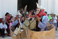 Sábado 11 de abril del 2015. Chiapa de Corzo. La danza del Ñumbañilí. Los jóvenes participantes de la Danza del Caballito se preparan este medio día para participar en el ritual prehispánico en honor a San Vicente Ferrer, a quien algunos de los frailes do
