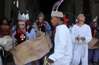 Sábado 11 de abril del 2015. Chiapa de Corzo. La danza del Ñumbañilí. Los jóvenes participantes de la Danza del Caballito se preparan este medio día para participar en el ritual prehispánico en honor a San Vicente Ferrer, a quien algunos de los frailes do