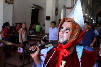 Sábado 11 de abril del 2015. Chiapa de Corzo. La danza del Ñumbañilí. Los jóvenes participantes de la Danza del Caballito se preparan este medio día para participar en el ritual prehispánico en honor a San Vicente Ferrer, a quien algunos de los frailes do