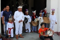 Sábado 11 de abril del 2015. Chiapa de Corzo. La danza del Ñumbañilí. Los jóvenes participantes de la Danza del Caballito se preparan este medio día para participar en el ritual prehispánico en honor a San Vicente Ferrer, a quien algunos de los frailes do