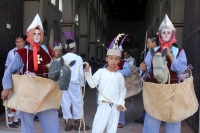 Sábado 11 de abril del 2015. Chiapa de Corzo. La danza del Ñumbañilí. Los jóvenes participantes de la Danza del Caballito se preparan este medio día para participar en el ritual prehispánico en honor a San Vicente Ferrer, a quien algunos de los frailes do