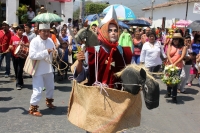 Sábado 11 de abril del 2015. Chiapa de Corzo. La danza del Ñumbañilí. Los jóvenes participantes de la Danza del Caballito se preparan este medio día para participar en el ritual prehispánico en honor a San Vicente Ferrer, a quien algunos de los frailes do