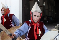 Sábado 11 de abril del 2015. Chiapa de Corzo. La danza del Ñumbañilí. Los jóvenes participantes de la Danza del Caballito se preparan este medio día para participar en el ritual prehispánico en honor a San Vicente Ferrer, a quien algunos de los frailes do