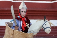 Sábado 11 de abril del 2015. Chiapa de Corzo. La danza del Ñumbañilí. Los jóvenes participantes de la Danza del Caballito se preparan este medio día para participar en el ritual prehispánico en honor a San Vicente Ferrer, a quien algunos de los frailes do