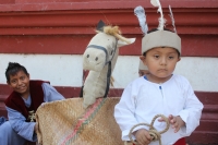 Sábado 11 de abril del 2015. Chiapa de Corzo. La danza del Ñumbañilí. Los jóvenes participantes de la Danza del Caballito se preparan este medio día para participar en el ritual prehispánico en honor a San Vicente Ferrer, a quien algunos de los frailes do