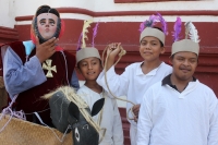 Sábado 11 de abril del 2015. Chiapa de Corzo. La danza del Ñumbañilí. Los jóvenes participantes de la Danza del Caballito se preparan este medio día para participar en el ritual prehispánico en honor a San Vicente Ferrer, a quien algunos de los frailes do