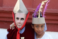 Sábado 11 de abril del 2015. Chiapa de Corzo. La danza del Ñumbañilí. Los jóvenes participantes de la Danza del Caballito se preparan este medio día para participar en el ritual prehispánico en honor a San Vicente Ferrer, a quien algunos de los frailes do