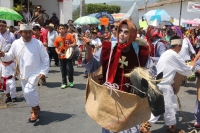 Sábado 11 de abril del 2015. Chiapa de Corzo. La danza del Ñumbañilí. Los jóvenes participantes de la Danza del Caballito se preparan este medio día para participar en el ritual prehispánico en honor a San Vicente Ferrer, a quien algunos de los frailes do