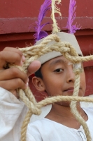 Sábado 11 de abril del 2015. Chiapa de Corzo. La danza del Ñumbañilí. Los jóvenes participantes de la Danza del Caballito se preparan este medio día para participar en el ritual prehispánico en honor a San Vicente Ferrer, a quien algunos de los frailes do
