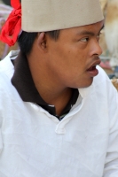 Sábado 11 de abril del 2015. Chiapa de Corzo. La danza del Ñumbañilí. Los jóvenes participantes de la Danza del Caballito se preparan este medio día para participar en el ritual prehispánico en honor a San Vicente Ferrer, a quien algunos de los frailes do