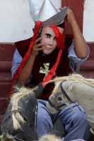 Sábado 11 de abril del 2015. Chiapa de Corzo. La danza del Ñumbañilí. Los jóvenes participantes de la Danza del Caballito se preparan este medio día para participar en el ritual prehispánico en honor a San Vicente Ferrer, a quien algunos de los frailes do