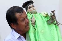 Sábado 11 de abril del 2015. Chiapa de Corzo. La danza del Ñumbañilí. Los jóvenes participantes de la Danza del Caballito se preparan este medio día para participar en el ritual prehispánico en honor a San Vicente Ferrer, a quien algunos de los frailes do
