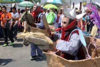 Sábado 11 de abril del 2015. Chiapa de Corzo. La danza del Ñumbañilí. Los jóvenes participantes de la Danza del Caballito se preparan este medio día para participar en el ritual prehispánico en honor a San Vicente Ferrer, a quien algunos de los frailes do