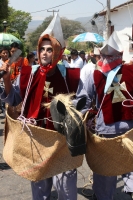 Sábado 11 de abril del 2015. Chiapa de Corzo. La danza del Ñumbañilí. Los jóvenes participantes de la Danza del Caballito se preparan este medio día para participar en el ritual prehispánico en honor a San Vicente Ferrer, a quien algunos de los frailes do