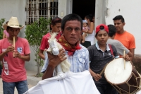 Lunes 24 de julio del 2017. Suchiapa, Chiapas. La Danza del Caballo Blanco o Nandayuli. Durante los festejos de Santa Ana en esta comunidad, los jóvenes bailan acompañados del ritmo del carrizo y tambores en un vaivén frenético