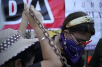 20211125. Tuxtla G. Madres victimas de feminicidio protestan enlaz�ndose con cadenas