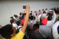 Miércoles 16 de noviembre del 2016. Tuxtla Gutiérrez. Maestros protestan esta mañana exigiendo el pago de las aportaciones realizadas en los descuentos durante los meses del movimiento magisterial en la Caja de Ahorro.