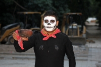Domingo 30 de octubre del 2016. Tuxtla Gutiérrez. Calaveras Tuxtlecas. Por oleadas, las ordas eran acarreadas Por las aguas del Grijalva Hasta que un día Enfadada Hablo entre su velo… Muy ufana, para preguntar!  “Quienes son los que me vienen a rescatar?”