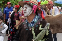 Martas 13 de junio del 2017. Suchiapa. El recorrido de la topada del Santísimo da inicio a las danzas del Calalá en las comunidades de esta localidad de la depresión central de Chiapas.  Los danzantes se reúnen entre las comunidades de oriente de esta loc