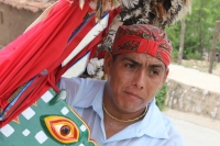 Lunes 20 de junio. (20 fotos) Los pobladores de la Colonia Emiliano Zapata de Chiapa de Corzo inician esta mañana (lunes) con las danzas del Calalá acompañando las enramas y somes los cuales son llevados entre el sonido de los cuetes y danzantes a una cas