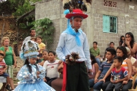 Lunes 20 de junio (40 fotos) Los participantes de la danza del Calalá visten tocados color azul y adornan sus cabezas con paliacates para identificarse con la usanza de los pueblos originales de la depresión central de Chiapas. Esta festividad tiene su pu Lunes 20 de junio (40 fotos) Los participantes de la danza del Calalá visten tocados color azul y adornan sus cabezas con paliacates para identificarse con la usanza de los pueblos originales de la depresión central de Chiapas. Esta festividad tiene su pu