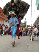 Lunes 20 de junio (40 fotos) Los participantes de la danza del Calalá visten tocados color azul y adornan sus cabezas con paliacates para identificarse con la usanza de los pueblos originales de la depresión central de Chiapas. Esta festividad tiene su pu