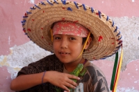 Domingo 22 de junio del 2014. Suchiapa, Chiapas. Durante las celebraciones patronales del Corpus Christi, los danzantes del Calalá visitan La Cruz del Perdón en las cercanías del panteón de la localidad para continuar con el tradicional recorrido hacia la