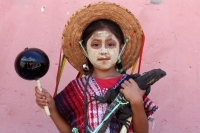 Domingo 22 de junio del 2014. Suchiapa, Chiapas. Durante las celebraciones patronales del Corpus Christi, los danzantes del Calalá visitan La Cruz del Perdón en las cercanías del panteón de la localidad para continuar con el tradicional recorrido hacia la