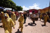 Domingo 22 de junio del 2014. Suchiapa, Chiapas. Durante las celebraciones patronales del Corpus Christi, los danzantes del Calalá visitan La Cruz del Perdón en las cercanías del panteón de la localidad para continuar con el tradicional recorrido hacia la