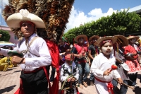 Domingo 22 de junio del 2014. Suchiapa, Chiapas. Durante las celebraciones patronales del Corpus Christi, los danzantes del Calalá visitan La Cruz del Perdón en las cercanías del panteón de la localidad para continuar con el tradicional recorrido hacia la