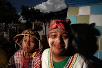 Domingo 22 de junio del 2014. Suchiapa, Chiapas. Durante las celebraciones patronales del Corpus Christi, los danzantes del Calalá visitan La Cruz del Perdón en las cercanías del panteón de la localidad para continuar con el tradicional recorrido hacia la