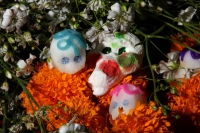 Martes 28 de octubre del 2014. Tuxtla Gutiérrez. Las flores de Cempasuchil y Nubes acompañan las Calaveritas de Azúcar en los mercados públicos de la capital del estado de Chiapas en los días previos a los festejos de los Santos Difuntos.