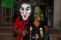 Domingo 1 de noviembre del 2015. Tuxtla Gutiérrez. La iconografía del Día de Muertos se llena del sincretismo de las comunidades de Chiapas presentando características propias de la culturización que se apropia de sus festividades.