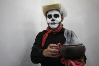Tuxtla Gutiérrez. Alumnos de diferentes escuelas participan en los bailables que se presentan, durante las festividades del Día de Muertos en el Museo de Antropología de Chiapas.