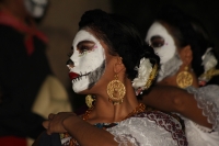 Tuxtla Gutiérrez. Alumnos de diferentes escuelas participan en los bailables que se presentan, durante las festividades del Día de Muertos en el Museo de Antropología de Chiapas.